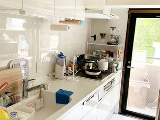 キッチンリフォーム 引戸で広さを調節できるLDKと広めの間口で使いやすい洗面台