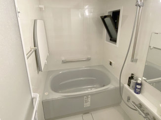 バスルームリフォーム モノトーンの落ち着くバスルームと暖かみのある洗面所