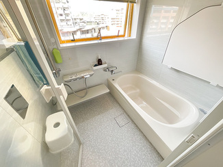 バスルームリフォーム 使いやすいバスルーム＆採光できる脱衣所の窓と、おしゃれなトイレ