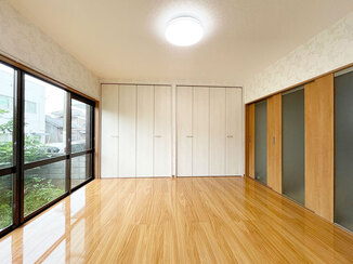 内装リフォーム 床の光沢が高級感ある、くつろげる洋室