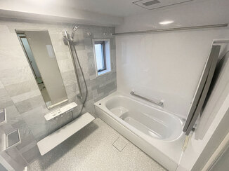 バスルームリフォーム あたたかいバスルームと鏡を手前に引き出せる便利な洗面化粧台