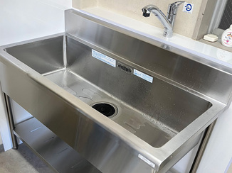 キッチンリフォーム 従業員も喜ぶ、お掃除しやすい事務所の流し台