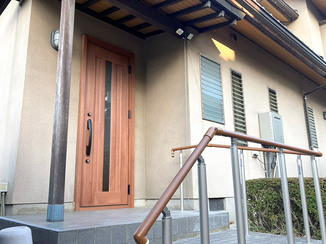 玄関ドアリフォーム 玄関ドアと手すりを整え、安心して使える玄関まわり